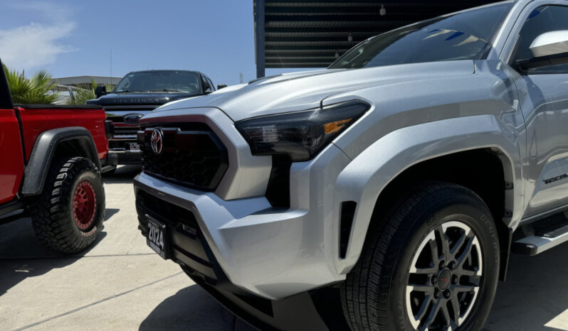 Toyota Tacoma gris 2024 lleno