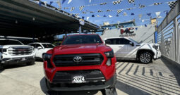 Toyota Tacoma roja 2024