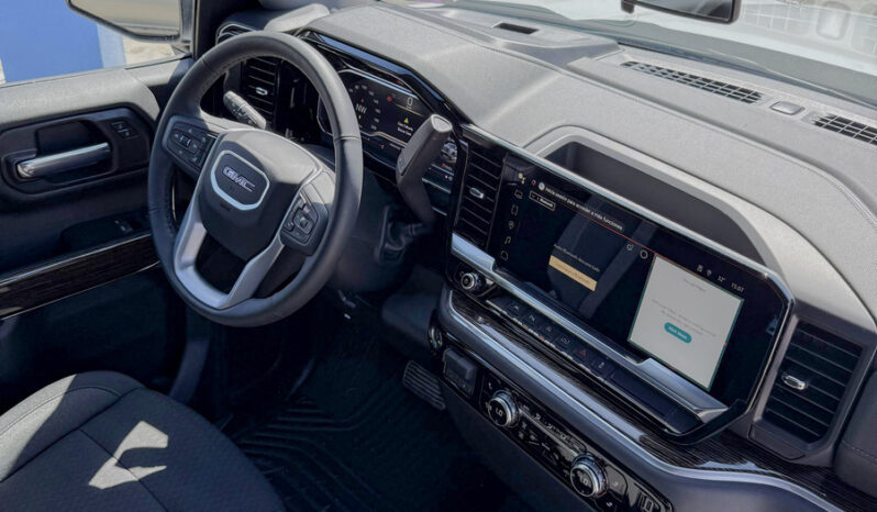 GMC Sierra SLE 4×4 Cabina Regular 2025 lleno