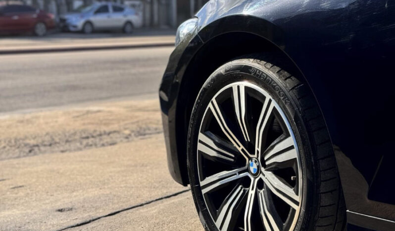 BMW 320i 2023 lleno