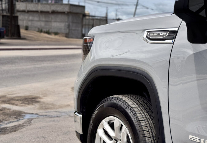 GMC SIERRA GRIS CAP CORTA lleno