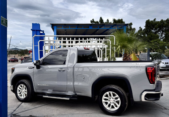 GMC SIERRA GRIS CAP CORTA lleno