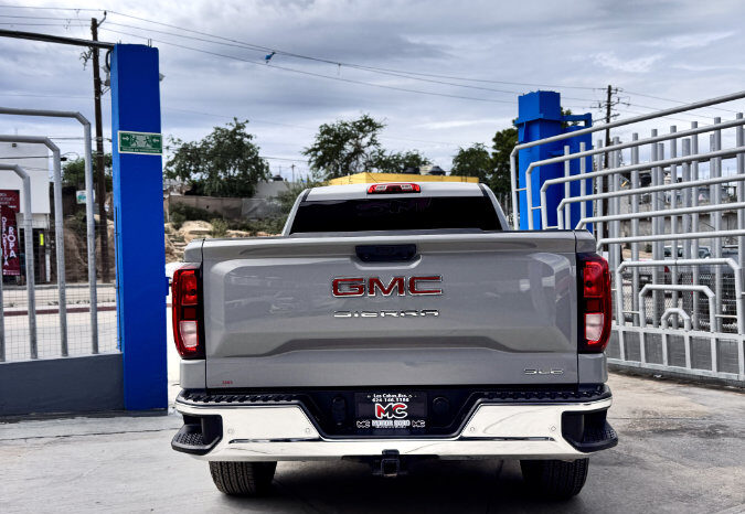 GMC SIERRA GRIS CAP CORTA lleno