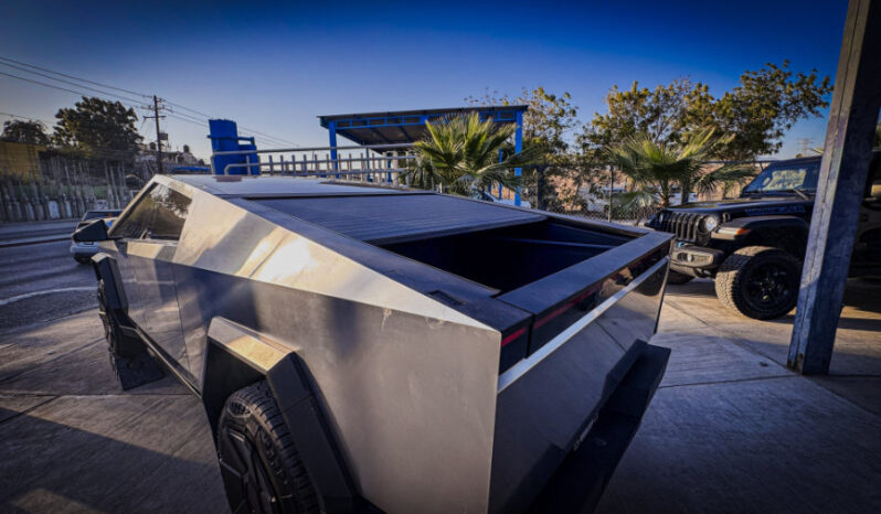Tesla Cybertruck 2024 lleno