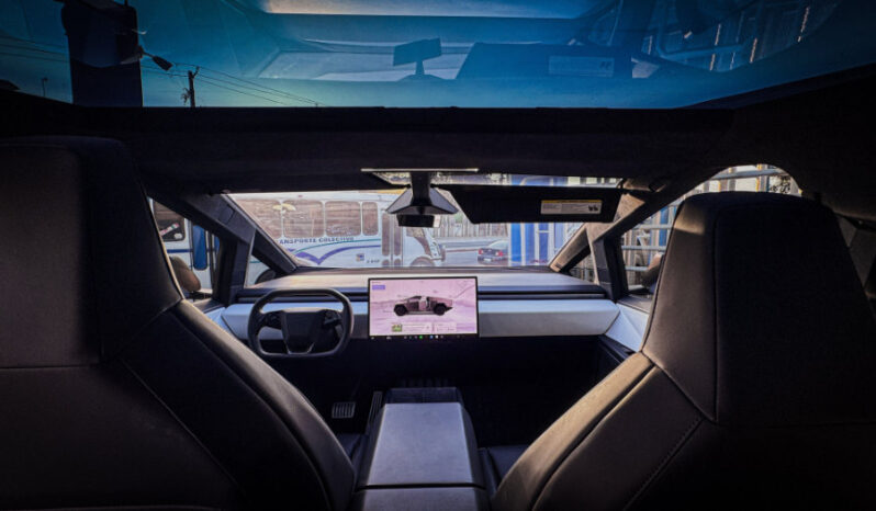 Tesla Cybertruck 2024 lleno