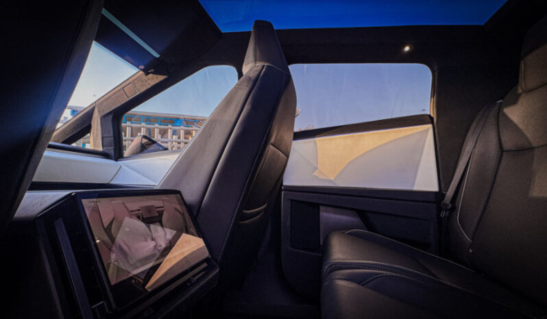Tesla Cybertruck 2024 lleno