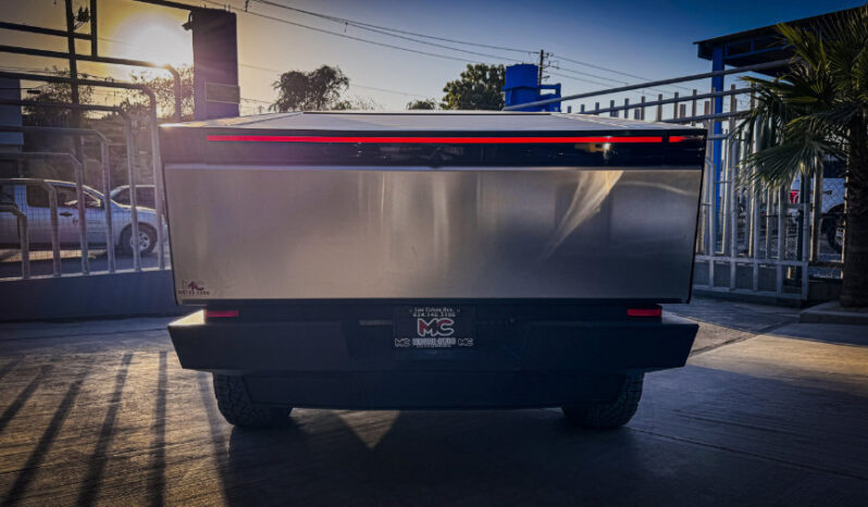 Tesla Cybertruck 2024 lleno