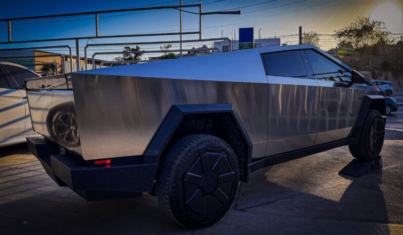 Tesla Cybertruck 2024 lleno