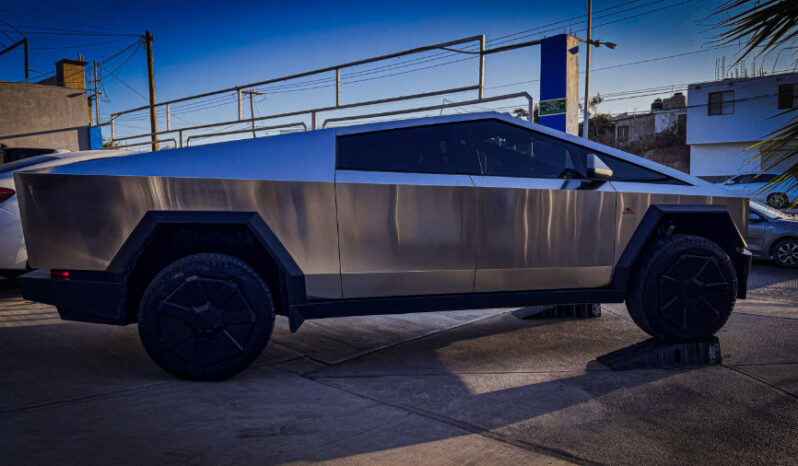 Tesla Cybertruck 2024 lleno
