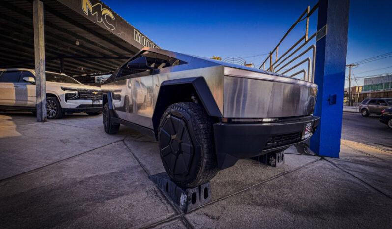 Tesla Cybertruck 2024 lleno
